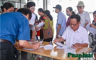 Người thuộc diện ưu tiên phấn khởi đi làm thẻ xe bus miễn phí ở Hà Nội