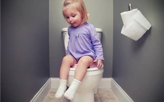 Cách xử lý khi trẻ đòi đi vệ sinh ở nơi công cộng