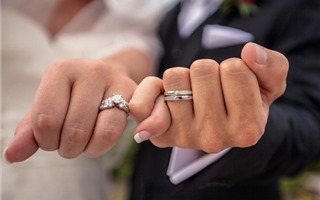 Ý nghĩa của nhẫn cưới và ngón tay đeo nhẫn cưới 