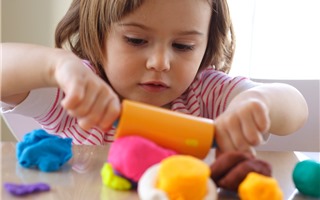 Học cách chọn đồ chơi cho trẻ theo tiêu chuẩn quốc tế 