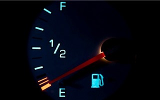 Vì sao không nên lái xe khi sắp hết xăng? 