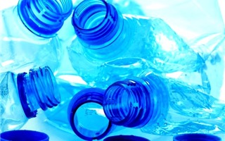 Cách nhanh nhất để phân biệt chai nhựa an toàn 