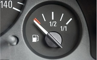 Vì sao nên tắt máy xe khi chờ đèn đỏ hay lúc đổ xăng?