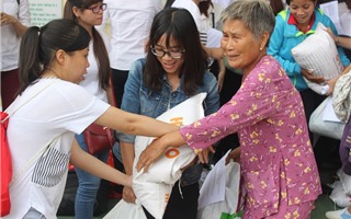 Nhân viên Home Credit hỗ trợ trẻ em nghèo Bình Phước