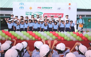 FE CREDIT trao tặng hơn 1,000 mũ bảo hiểm đạt chuẩn cho trẻ em