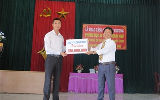 FE Credit tài trợ trang thiết bị giáo dục cho Trường THCS Bình Nguyên