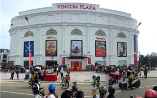 Hàng ngàn khách hàng náo nức đến Vincom trong ngày khai trương