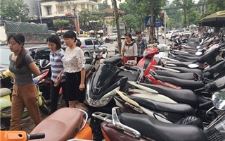 Hà Nội: Phí gửi xe tăng gấp 2 lần là "té nước theo mưa"