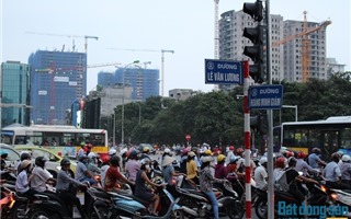 Hạ tầng giao thông Hà Nội "đua không kịp" cao ốc