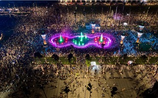 Quảng trường biển Sầm Sơn rực sáng trong đêm khai mạc lễ hội du lịch biển
