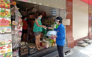 Những “shipper áo xanh” đi chợ giúp dân mùa dịch