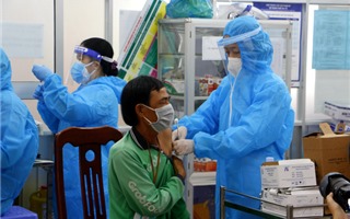 Hàng trăm tài xế GrabBike tại Cần Thơ được tiêm vắc xin phòng COVID-19