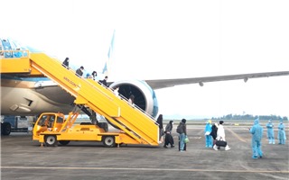 Sân bay Vân Đồn đón 93 người Việt Nam về từ Anh theo quy trình khép kín 