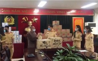 Các tăng ni, phật tử chùa Hòa Phúc tặng 2000 khẩu trang cho CSGT Thủ đô