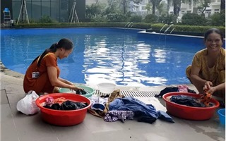  Cư dân mang quần áo giặt giũ, múc nước bể bơi để dùng trong "cơn khát" ở Hà Nội 