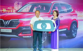 VinFast tặng xe Lux SA2.0 cho HLV Park Hang-seo