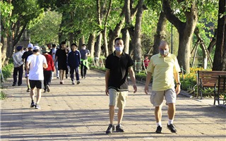 Hà Nội: Nhiều người đeo khẩu trang không đúng quy cách ở nơi công cộng