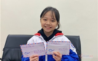 Bé gái viết thư cho Thủ tướng, phát khẩu trang miễn phí giữa bến xe Hà Nội