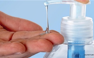 Dùng nước rửa tay sát khuẩn không đảm bảo chất lượng dễ lây nhiễm COVID-19