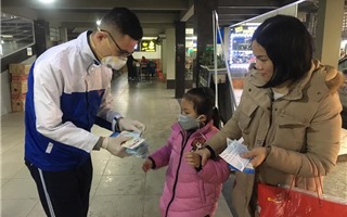 Phun thuốc khử trùng và phát khẩu trang miễn phí tại các bến xe ở Hà Nội
