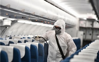 Tránh lây nhiễm Covid-19 trên máy bay: Rửa tay hiệu quả hơn lọc không khí