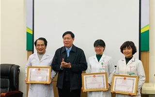Tặng Bằng khen cho 3 y bác sĩ tham gia đoàn đón 30 công dân từ Vũ Hán về nước