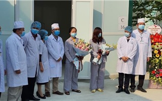 Bệnh nhân nhiễm Covid-19 nói “xin lỗi” khi xuất viện
