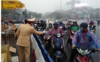 CSGT phát khẩu trang miễn phí cho người dân trên nhiều tuyến đường ở Hà Nội
