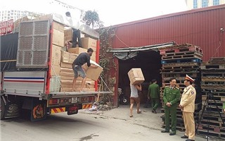 Bắt giữ 3 xe tải chở hơn 20 tấn hàng lậu trên tuyến cao tốc Hà Nội - Lào Cai