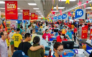 Phố xá tấp nập người, trung tâm thương mại ùn ùn khách mua sắm