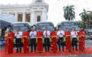 Vinbus khai trương tuyến buýt điện miễn phí E11 
