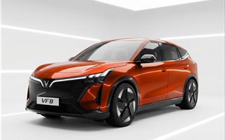 Khách hàng Việt chia sẻ lý do “quay lưng” xe xăng, chọn VinFast VF 8 thế hệ mới