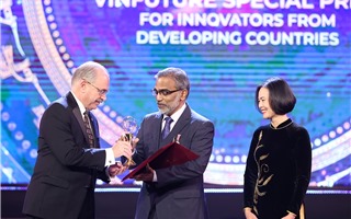 Nhà khoa học lọc nước giá rẻ: Ngưỡng mộ tầm nhìn VinFuture