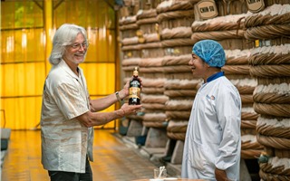 Đậm tình, đậm vị: Leslie Gilliams đi và hiểu cùng CHIN-SU
