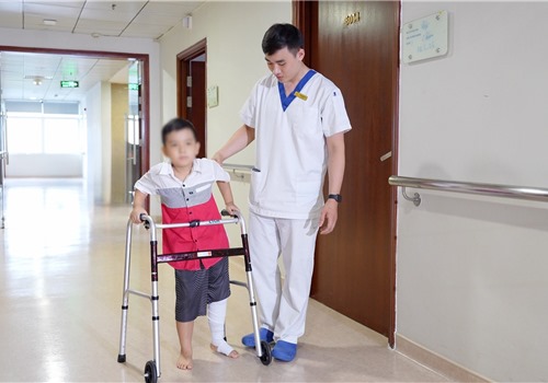 Vinmec lần đầu thay toàn bộ xương đùi bệnh nhi ung thư nhỏ tuổi nhất thế giới