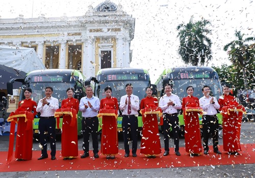 Vinbus khai trương tuyến buýt điện miễn phí E11 