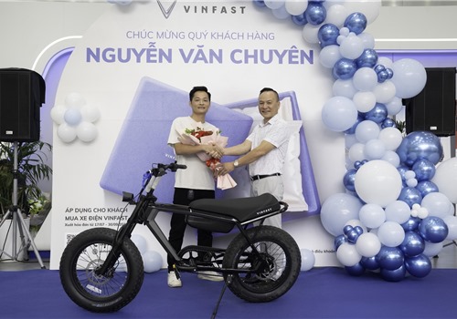  Khách hàng VinFast bất ngờ vì trải nghiệm “mua 1 được 2” 