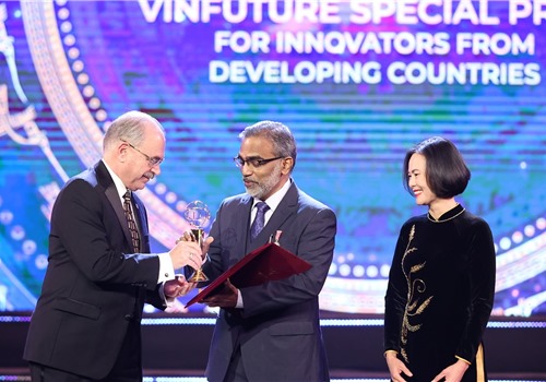Nhà khoa học lọc nước giá rẻ: Ngưỡng mộ tầm nhìn VinFuture