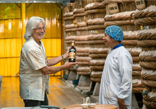 Đậm tình, đậm vị: Leslie Gilliams đi và hiểu cùng CHIN-SU