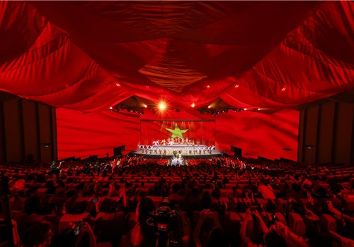 Vingroup tặng 50% giá vé show “Đất nước Thiên hùng ca” 